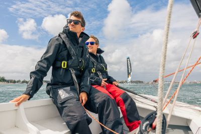 Conrad et Mathieu font leur première sortie en rade de Lorient à bord d'une caravelle, Conrad est à la barre