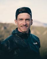 Mathieu Blanchard pose casquette à l'envers sur un sentier