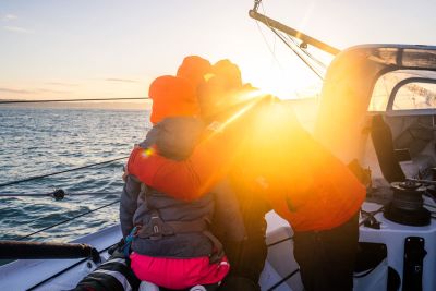 Le soleil se leve et conrad est à bord de son bateau juste après avoir passé la ligne d'arrivée, il serre sa famille dans ses bras