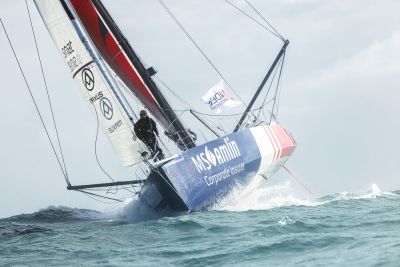 Conrad Colman à l'avant de son bateau, l'étrave pointe vert le photographe dans des conditions assez soutenues