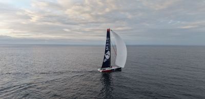 Photo aérienne prise avec un drone, couleurs de soleil couchant au large de l'ile de Groix